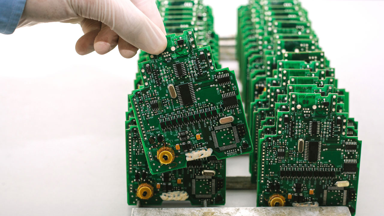 Through-hole PCB assembly for high-volume production