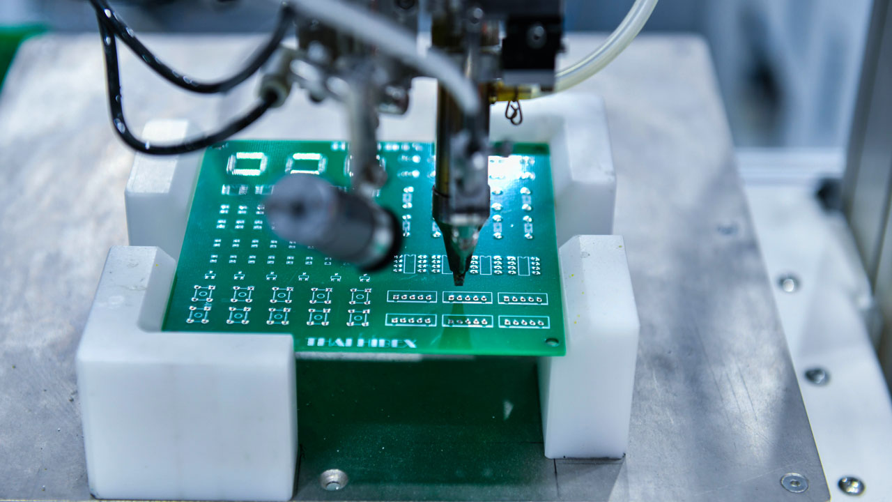 Automated machine assembling commercial PCB with precision for scalable electronics manufacturing and turnkey integration